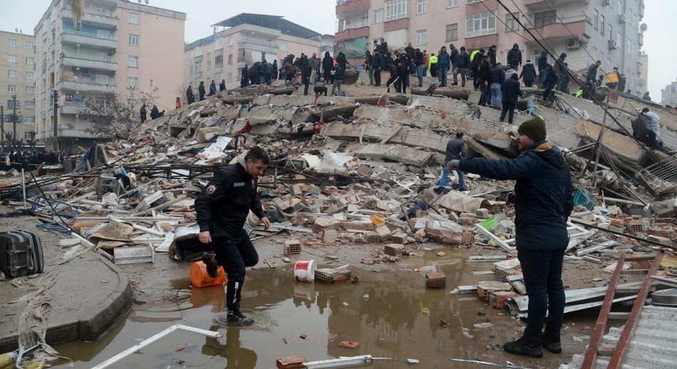 Más de 600 muertos por un devastador terremoto de 7,8 de magnitud en Turquía y Siria