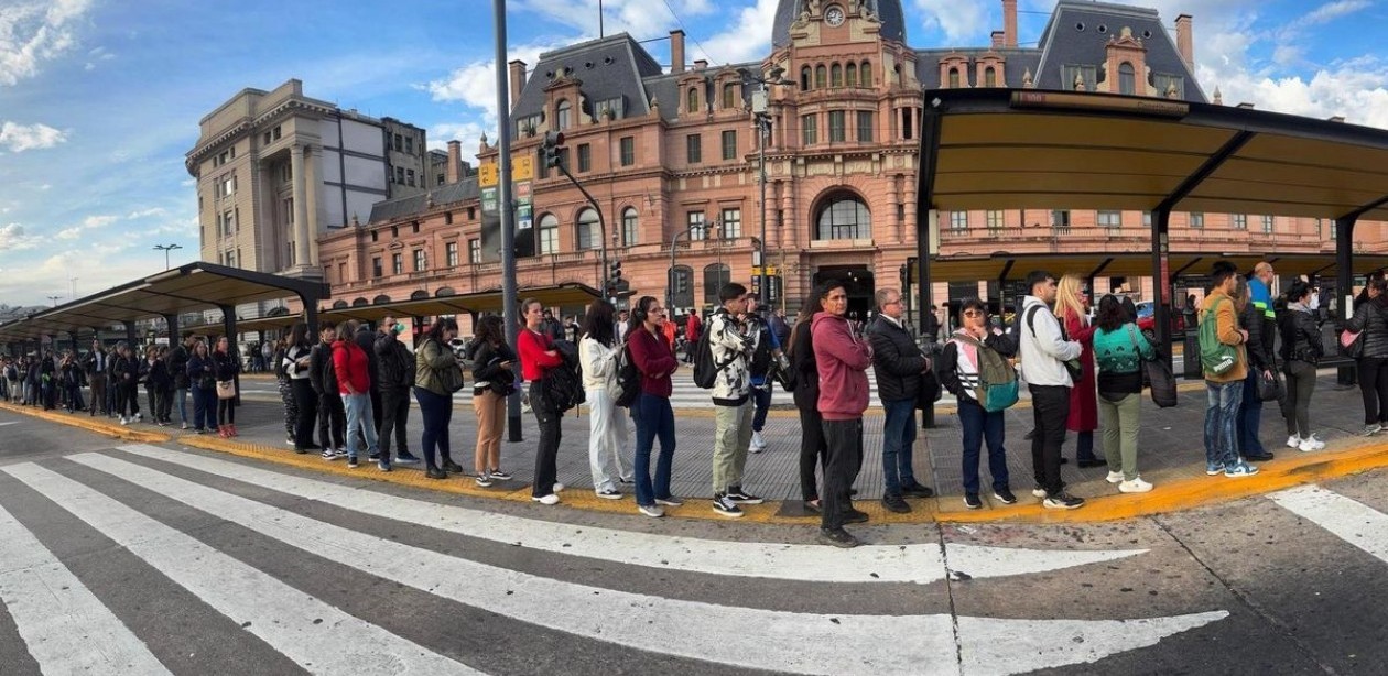 Sólo hay paro en una empresa pero siguen las demoras en los colectivos del GBA