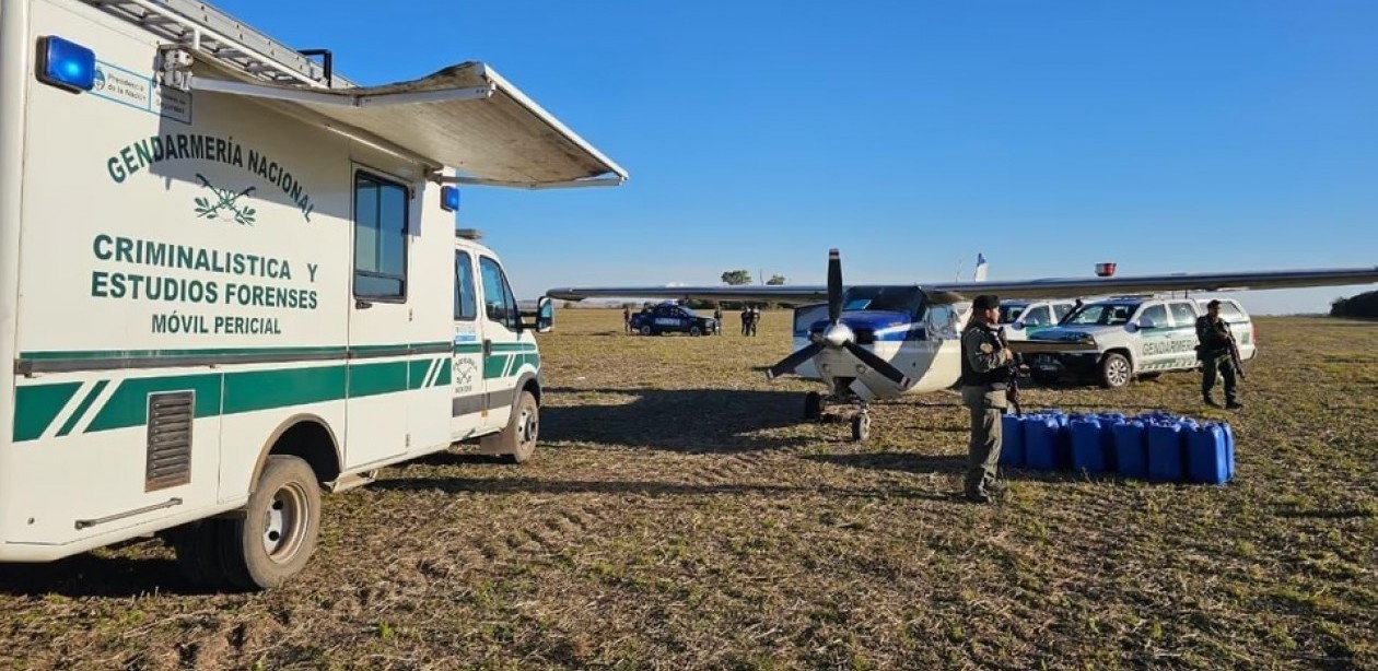 Santa Fe: cayeron dos narcos bolivianos por trasladar 321 kilos de cocaína en una avioneta