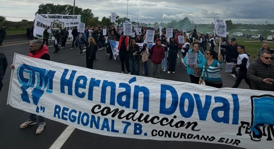 Federación de Sindicatos Municipales de la Provincia cortan la Autopista a La Plata por paritarias